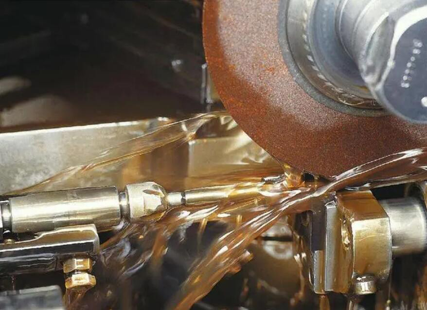 （圖：合成切削液展示圖）